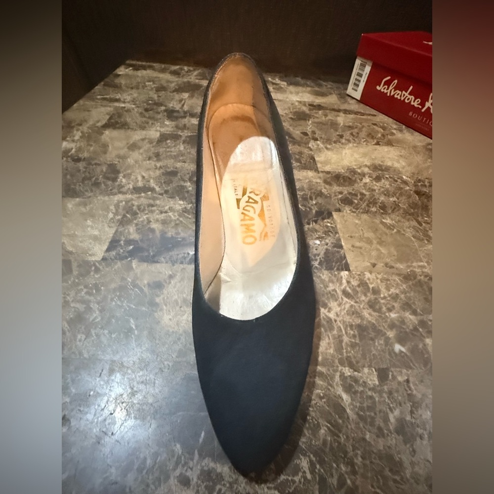 Vintage Salvatore Ferragamo. Black Suede Heels. Size 5.5. - Picture 6 of 14